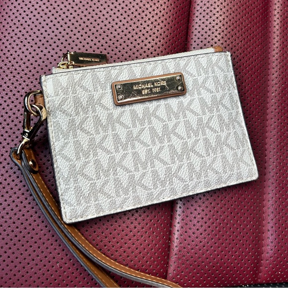 Michael Kors wristlet - Picture 1 of 2
